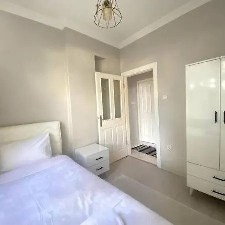 Apartamento Ortakoy Sahilde Otoparkli 3+1 Ferah Genis Daire Estambul